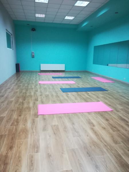 Комфортный зал, здесь есть все, что нужно для практики йоги 