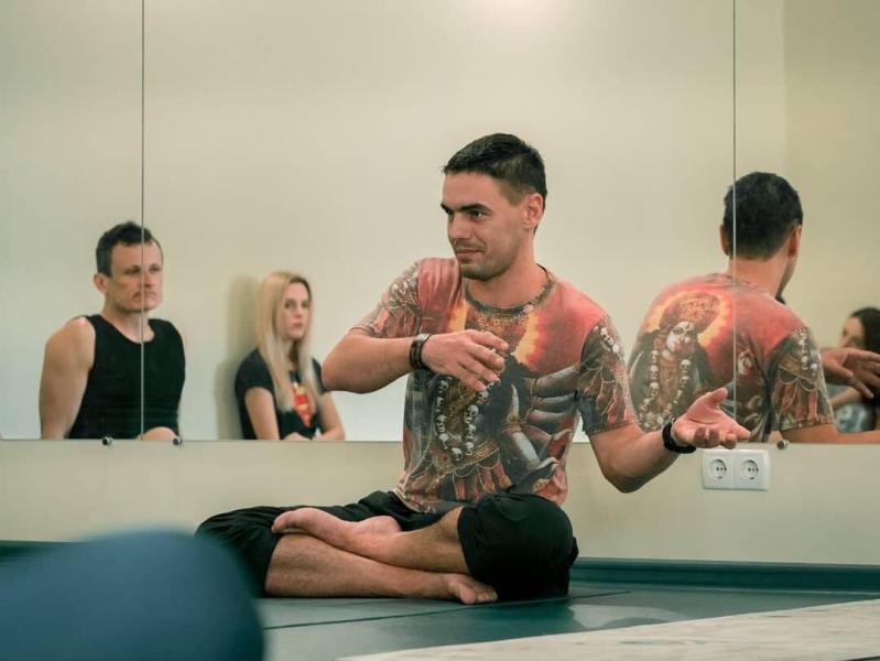 Йога и йога-терапия с Егором Кулаковским (Хатха йога для начинающих и продолжающих Харьков)